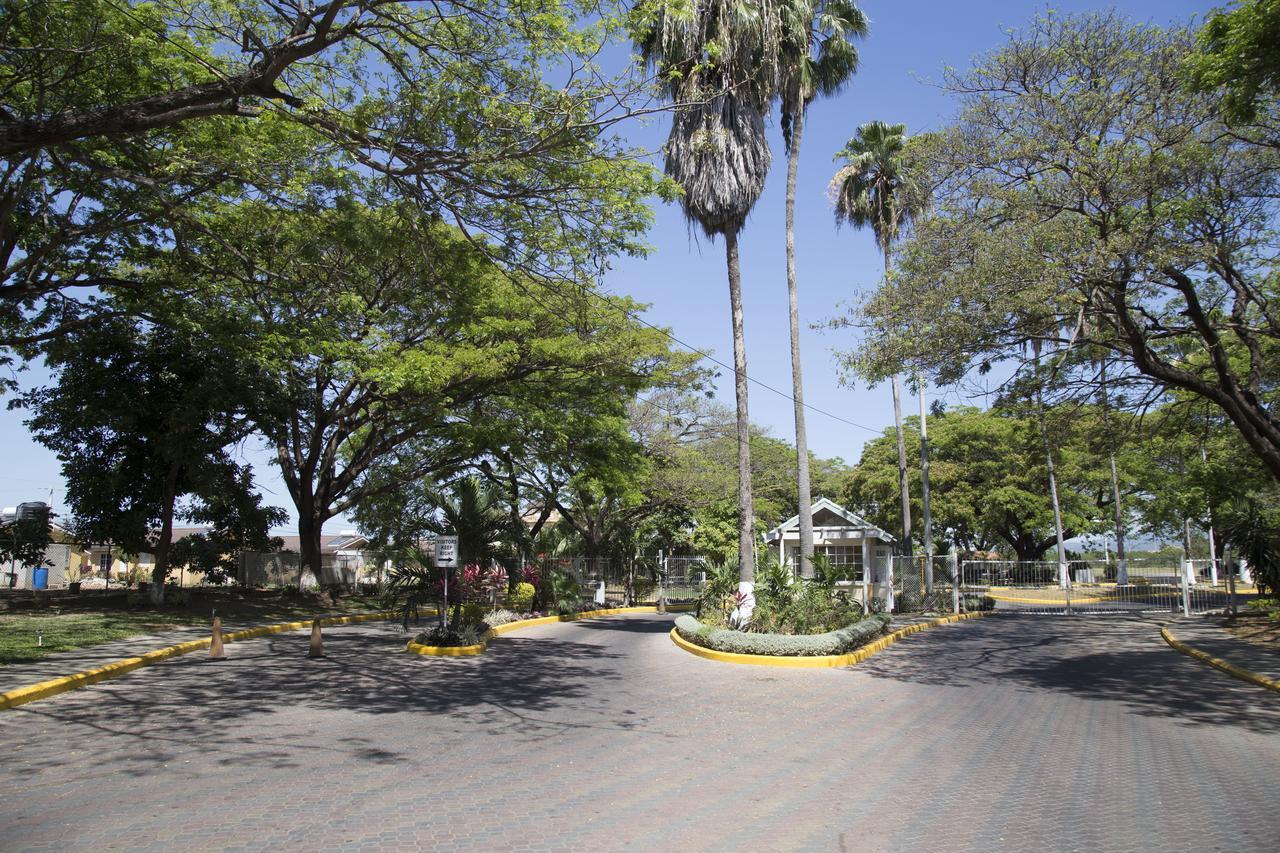 The Oasis I, Portmore Country Club Buitenkant foto