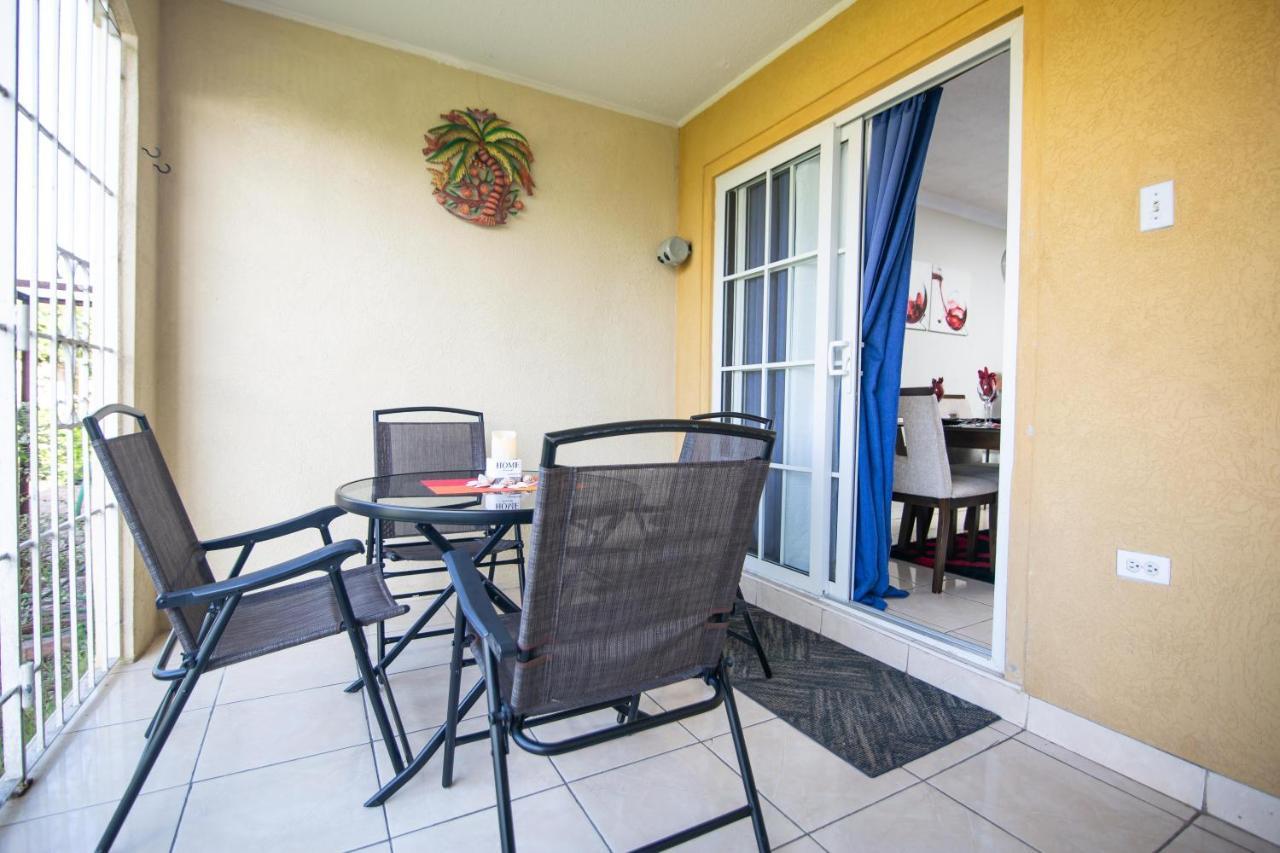 The Oasis I, Portmore Country Club Buitenkant foto
