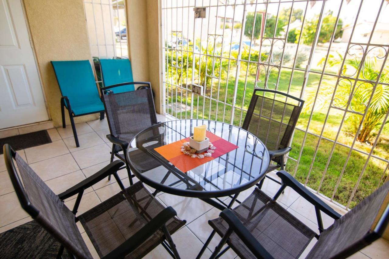 The Oasis I, Portmore Country Club Buitenkant foto